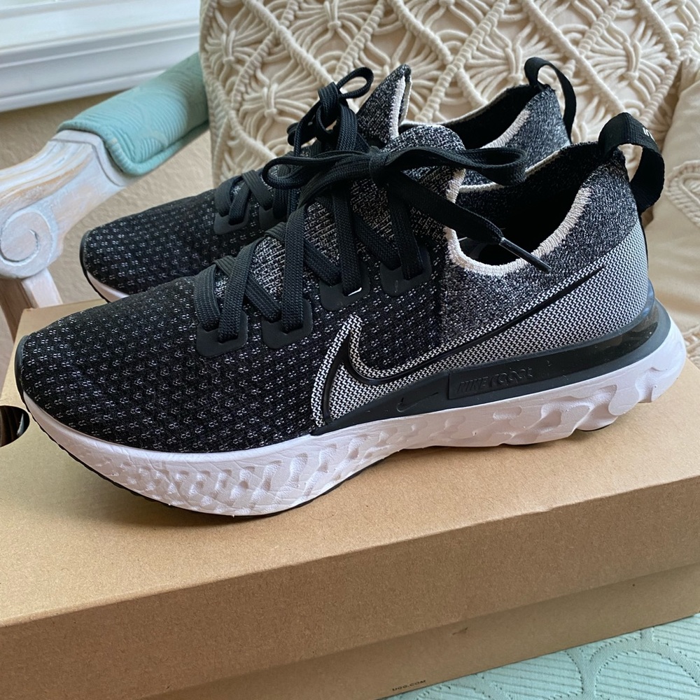 Wmns Nike Run Swift shoes